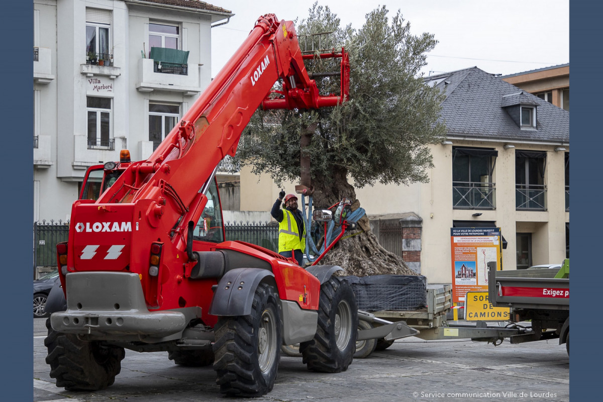 2024-02-15-Pose-installation-Olivier-Parvis-de-la-Mairie-01