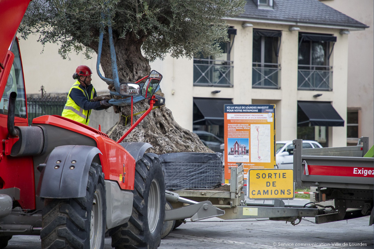 2024-02-15-Pose-installation-Olivier-Parvis-de-la-Mairie-05