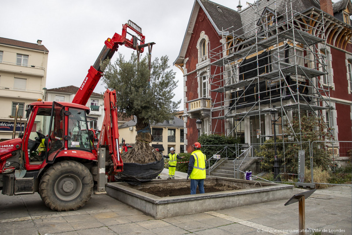 2024-02-15-Pose-installation-Olivier-Parvis-de-la-Mairie-10