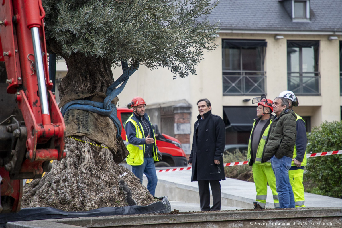 2024-02-15-Pose-installation-Olivier-Parvis-de-la-Mairie-18