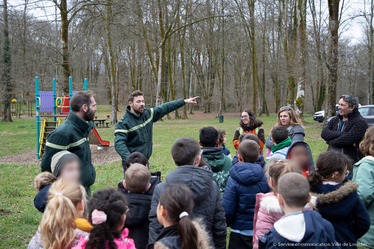 2024-03-01-Plantation-au-Bois-de-Lourdes-par-les-scolaires-02