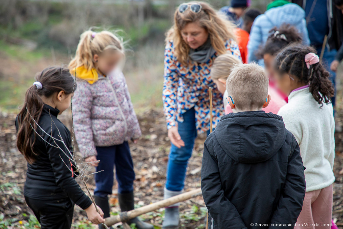 2024-03-01-Plantation-au-Bois-de-Lourdes-par-les-scolaires-48