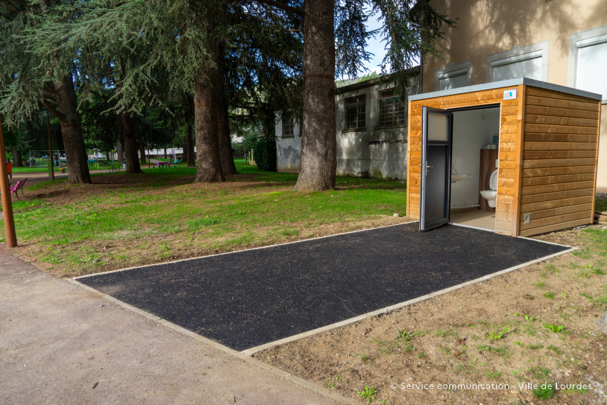 2024-09-11-Allee-PMR-goudronnee-Sanisette-Jardin-de-lYou-08