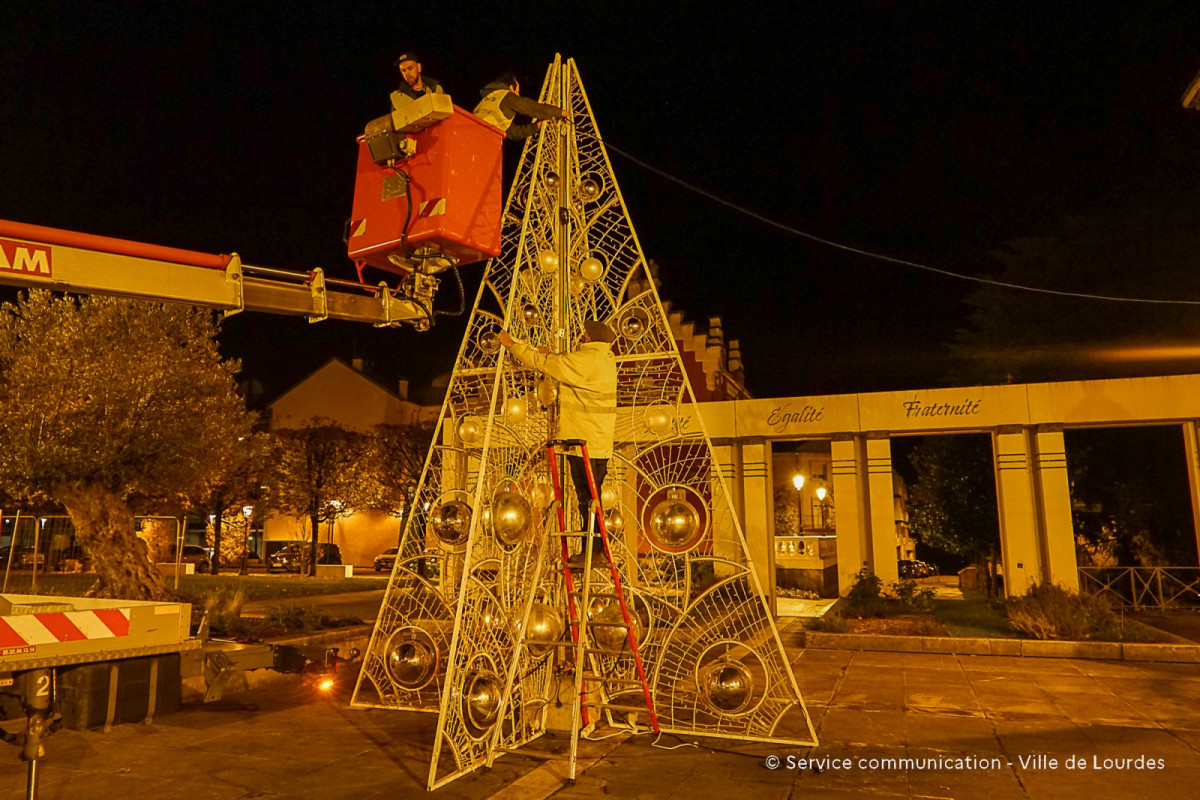 2024-11-28-Installation-Sapin-Metal-Parvis-Mairie-Decorations-Noel-39-redim-droppics