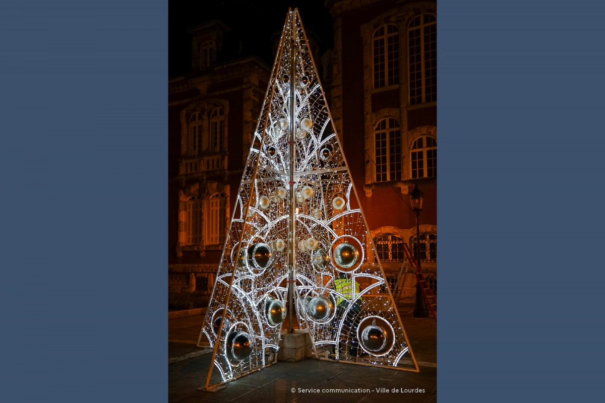 2024-11-28-Installation-Sapin-Metal-Parvis-Mairie-Decorations-Noel-49-redim-droppics