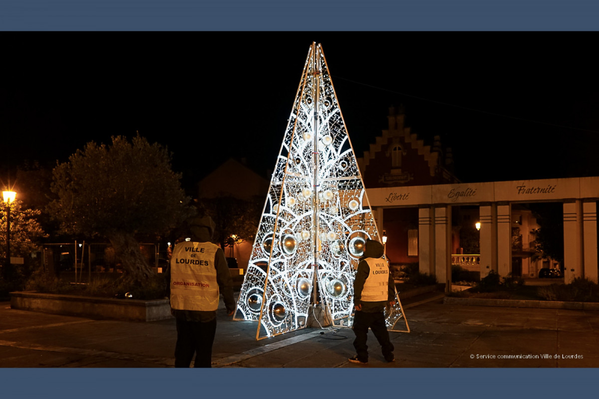 2024-11-28-Installation-Sapin-Metal-Parvis-Mairie-Decorations-Noel-51-redim-droppics