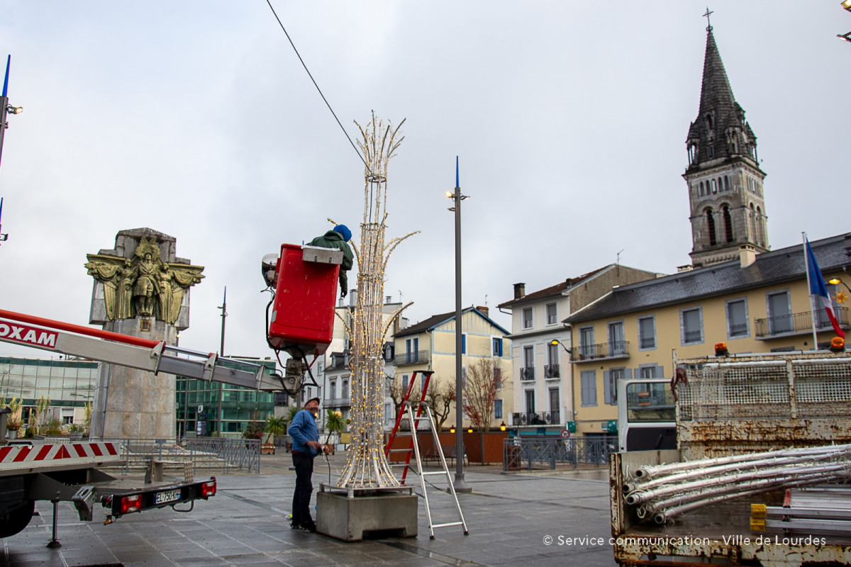 2024-12-04-Installation-Arbre-de-vie-Place-Peyramale-Decorations-Noel-10-redim-droppics