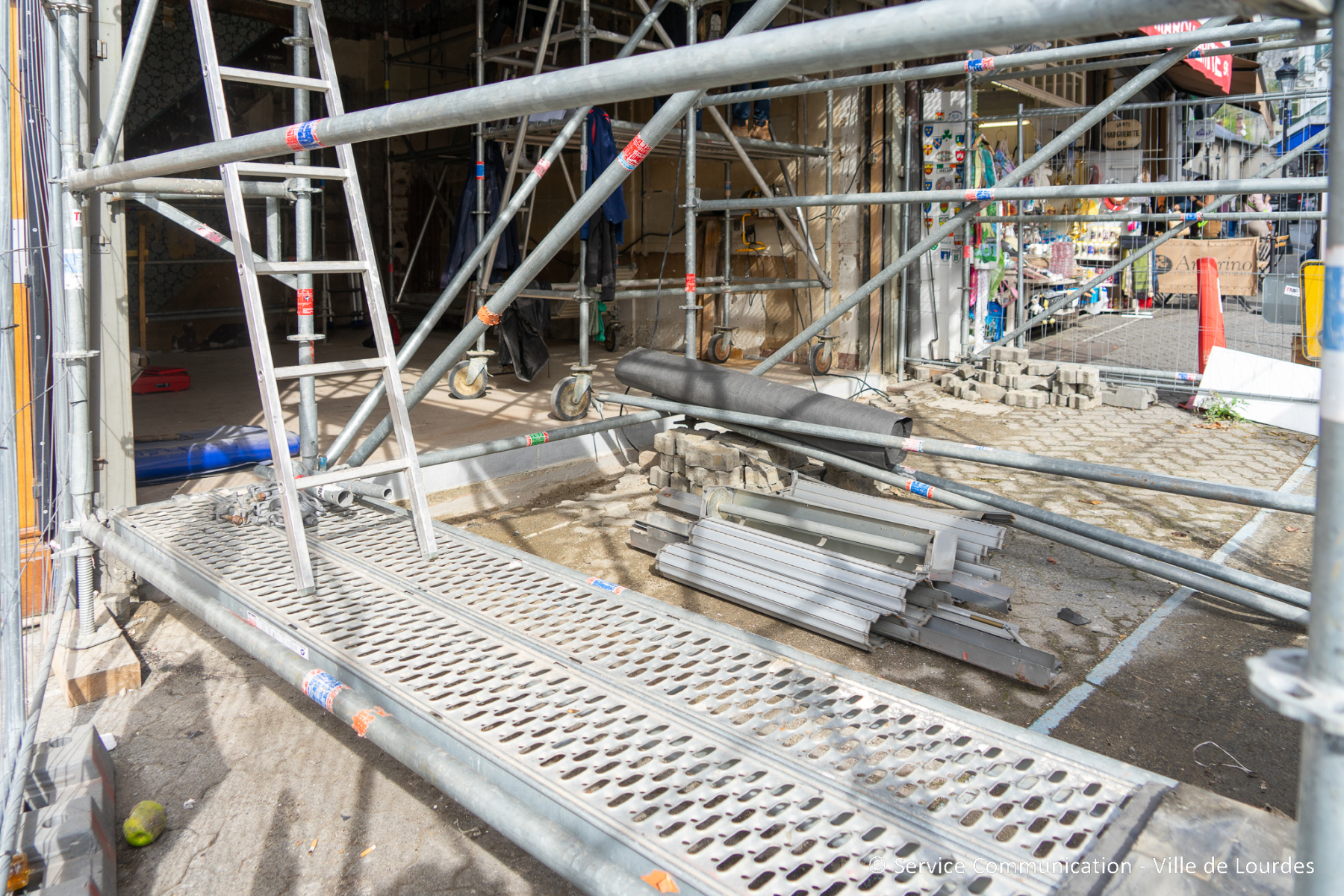 2025-10-22-travaux-antenne-office-tourisme-rue-de-la-grotte-07