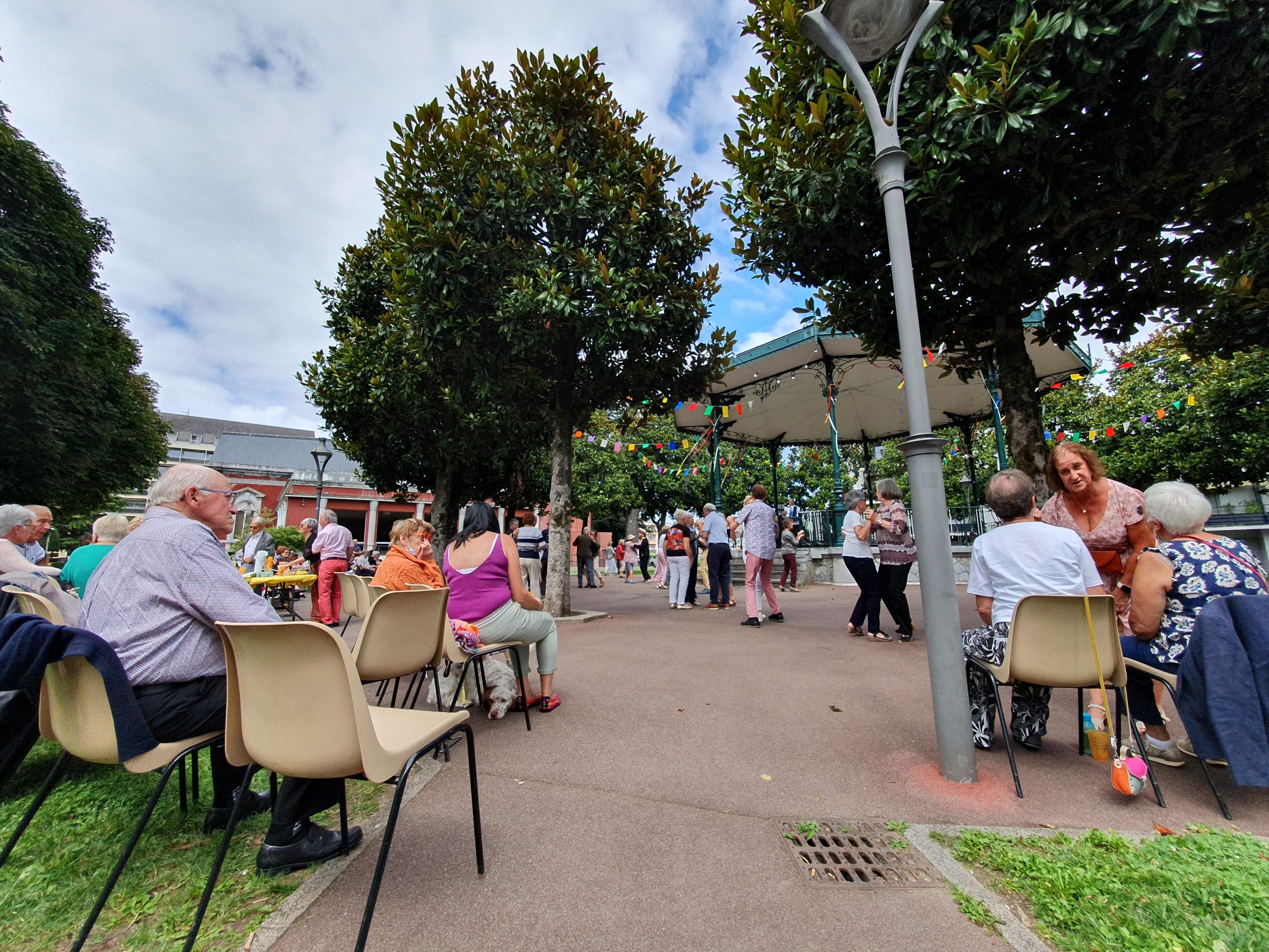Un après-midi dansant au Jardin des Tilleuls