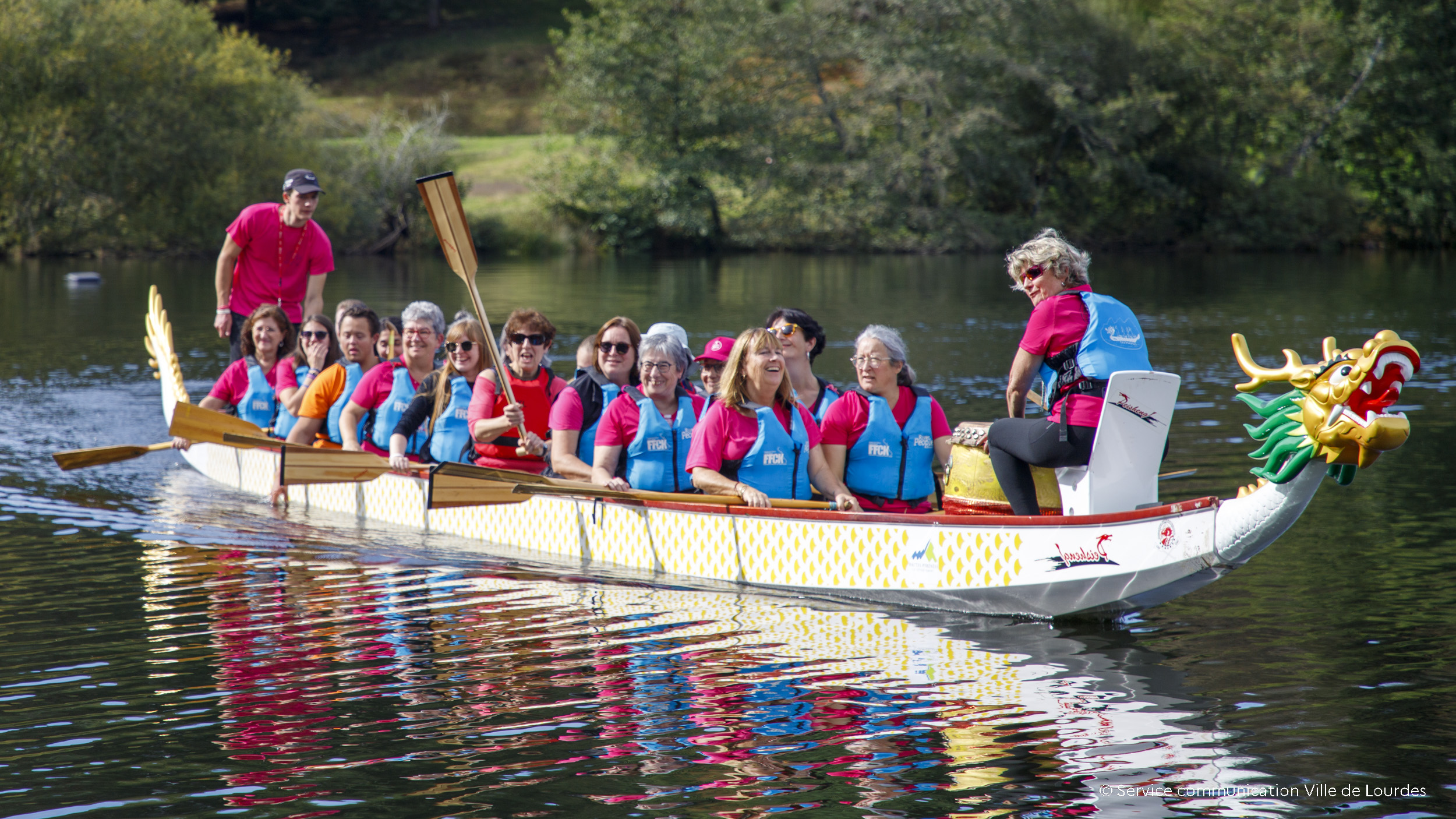 Équipage de Dragon Boat sur le lac lors d'une précédente édition d'Octobre Rose