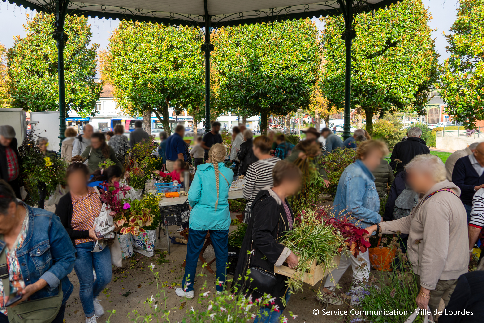 Les Lourdais se pressent au Jardin des Tilleuls pour “Adopte une plante”
