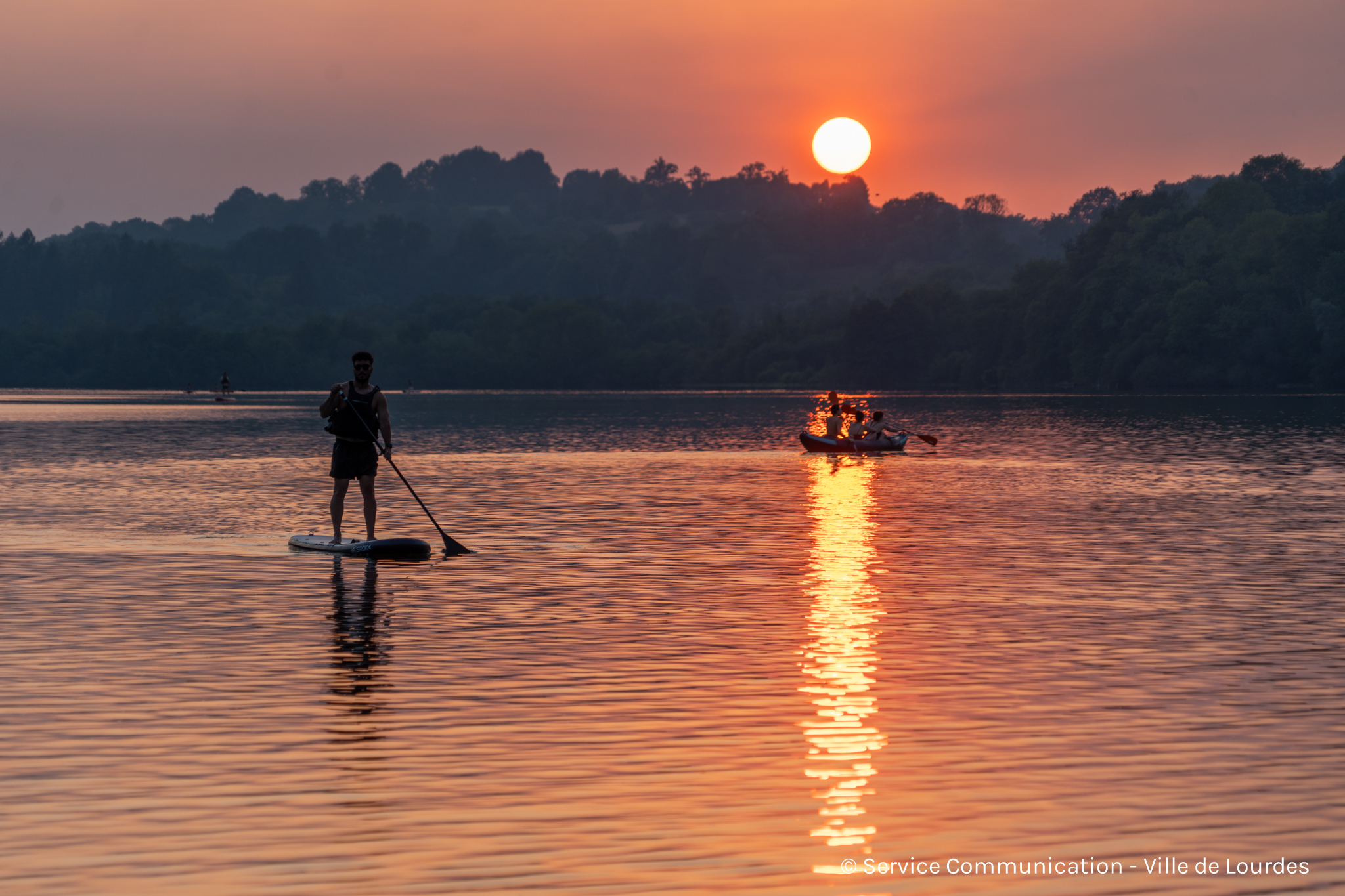 Au Lac de Lourdes, le coucher de soleil se savoure en paddle ou en canoë avec O2Lourdes
