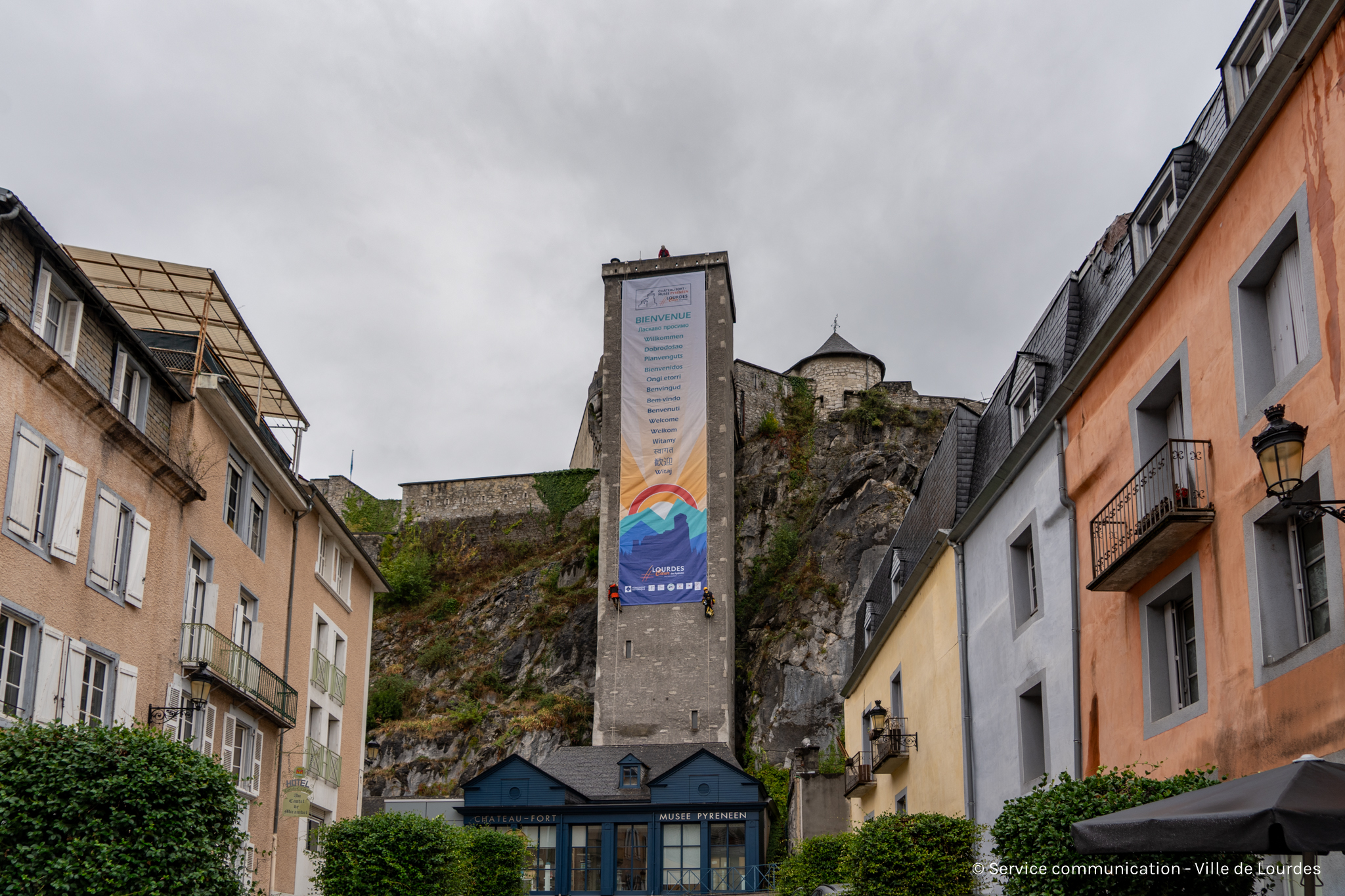 La bâche qui habille la tour du Château fort – Musée pyrénéen a été renouvelée