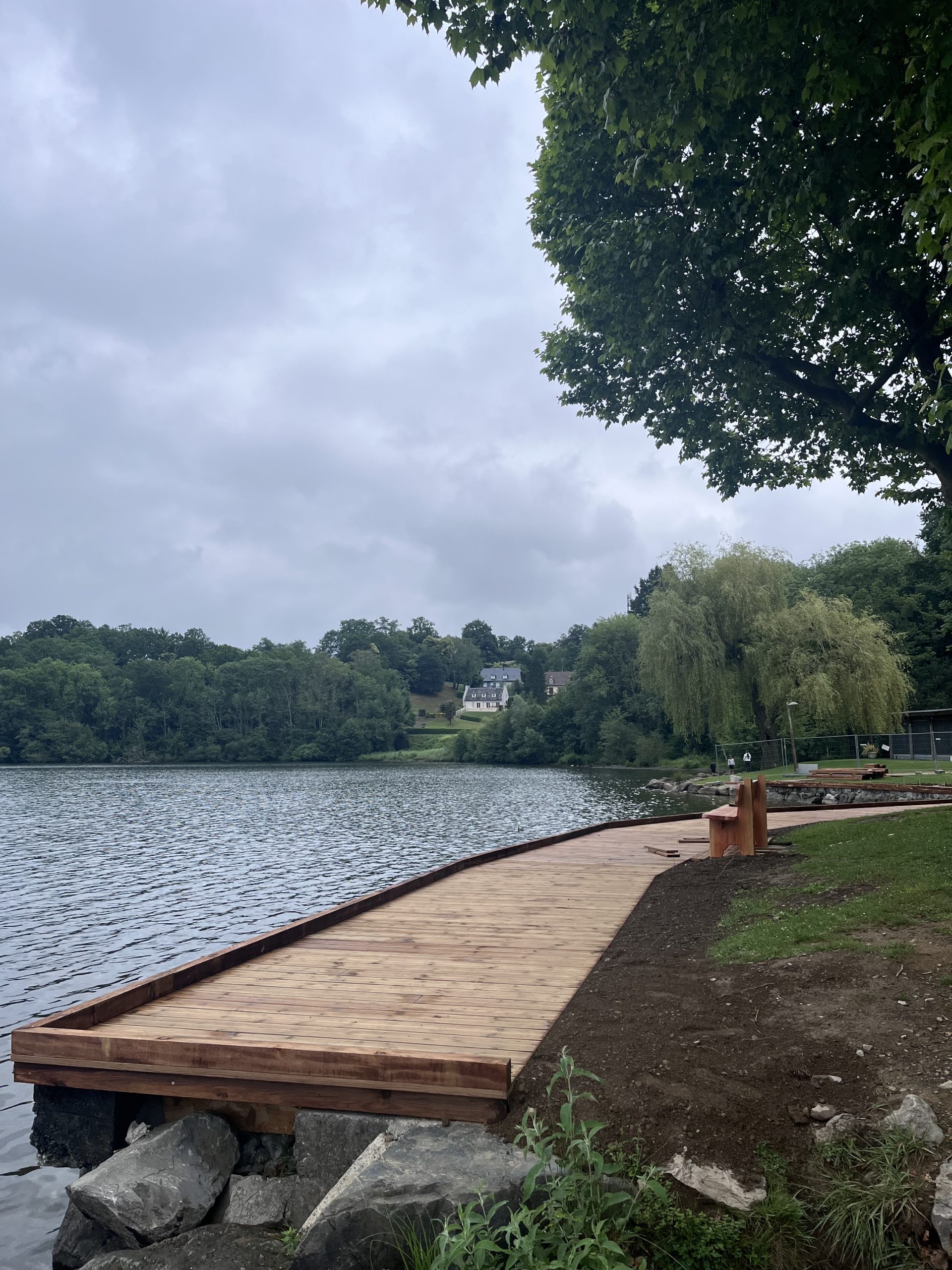 Ponton du lac : le chantier à mi-parcours
