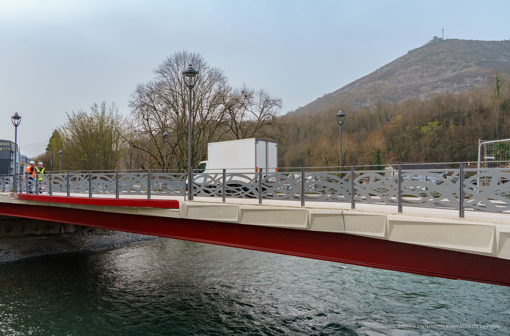 Il relie les rives. Il relie les Hommes. Bienvenue au Pont Léon XIV !