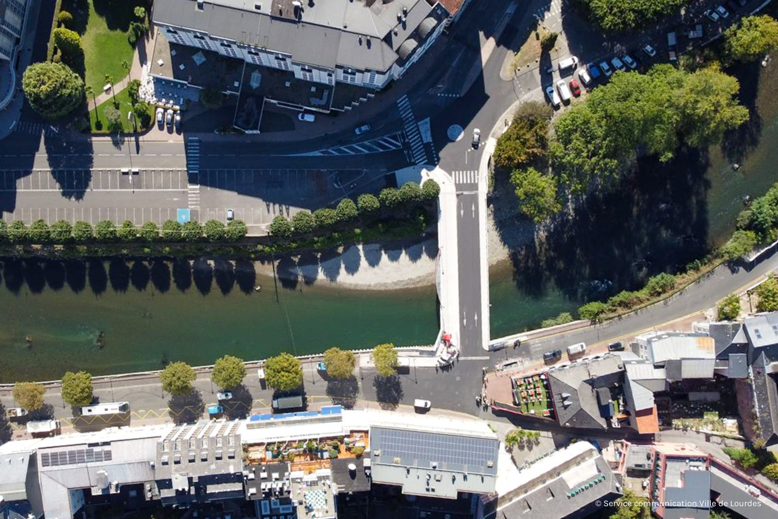 Il relie les rives. Il relie les Hommes. Bienvenue au Pont Léon XIV !