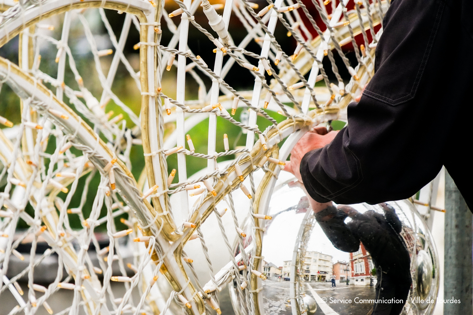 Les illuminations de Noël se préparent dans les rues de la ville