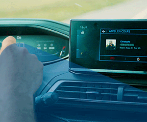 Au volant, téléphoner est dangereux, même avec un kit mains libres !